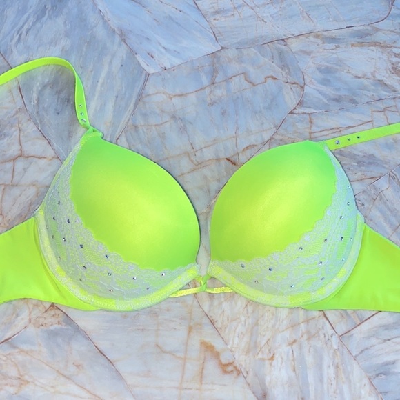32B Victoria's Secret Bombshell Miraculous Push Up Bra -Adds 2 Cup Sizes